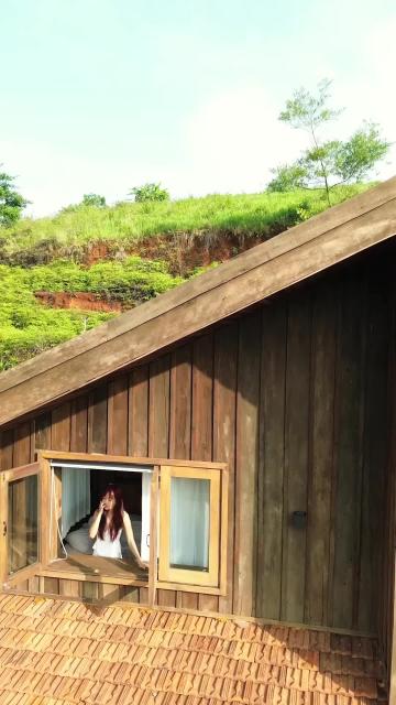 Một căn nhà gỗ nhỏ xinh, có vài bông hoa và vườn rau xanh ngát. Nguồn: ttquynh000