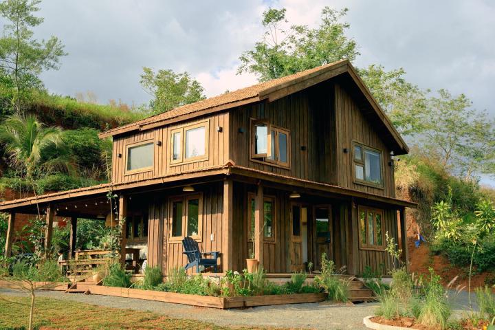 Đôi vợ chồng 9x biến đất hoang thành ngôi nhà gỗ đẹp như cổ tích ở Lâm Đồng