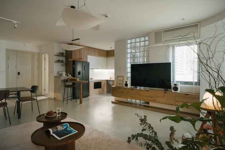 Căn hộ bị thiếu sáng trở nên bừng sáng nhờ một quyết định táo bạo