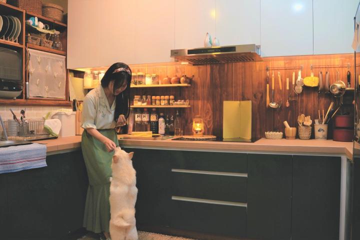 Mang theo từng cái chén, món đồ trang trí khi chuyển từ Nhật về TP.HCM