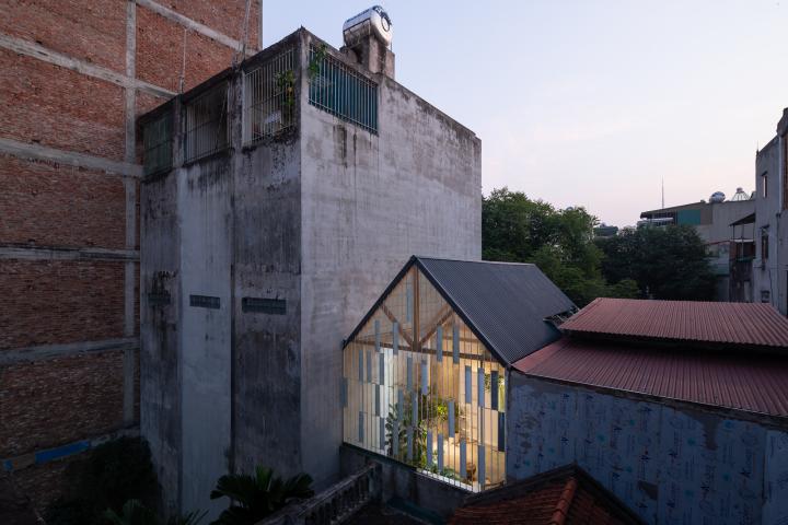 Raincoat House: Nhà kính lọt thỏm giữa Hà Nội đông đúc