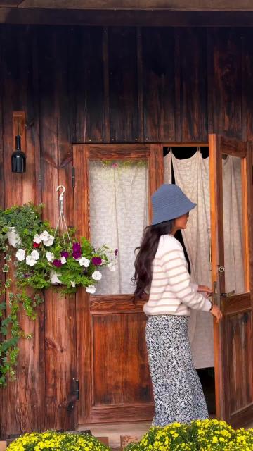 Ánh nắng bình minh len lỏi qua cửa sổ căn bếp, không khí tĩnh lặng của sự bắt đầu mới. Nguồn: Mộc Nhiên